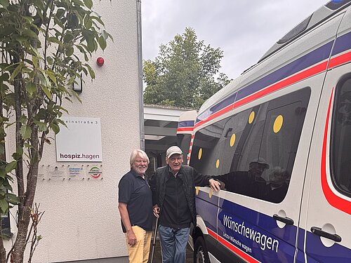 Gast und Wünschewagenfahrer vor dem Hospiz Hagen