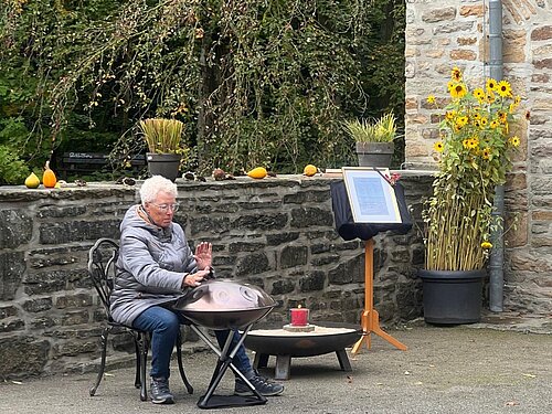 Eine Dame die Handpan spielt.